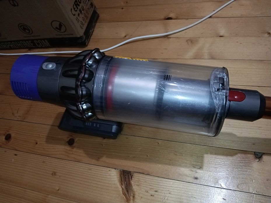 Отлична прахосмукачка Dyson V10 с добра батерия и аксесоари