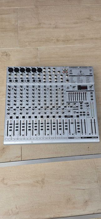 Mixer Behringer UB1832FX-PRO defect
