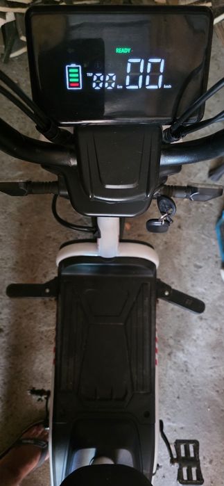 Scuter electric cu pedale