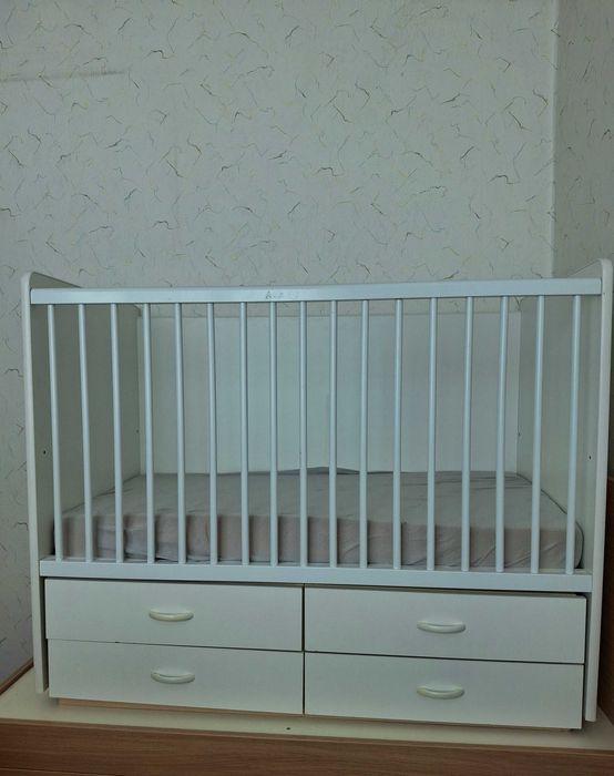 Подарявам детска дървена кошара легло