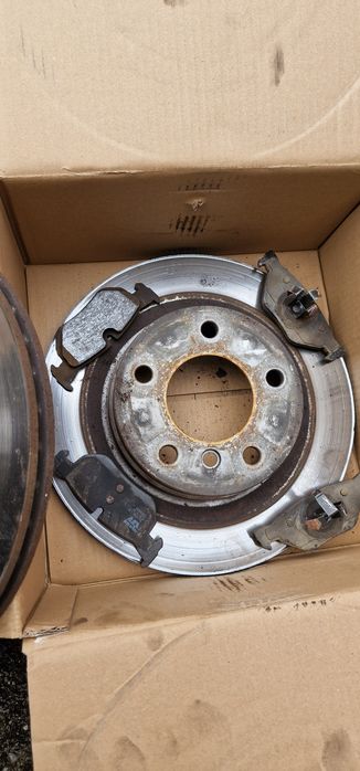Vând discuri+plăcuțe frână spate bmw e90/91