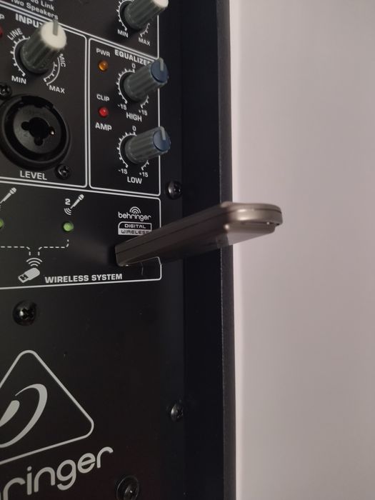 Boxă activă wireless ca nouă, cu microfon si stativ.