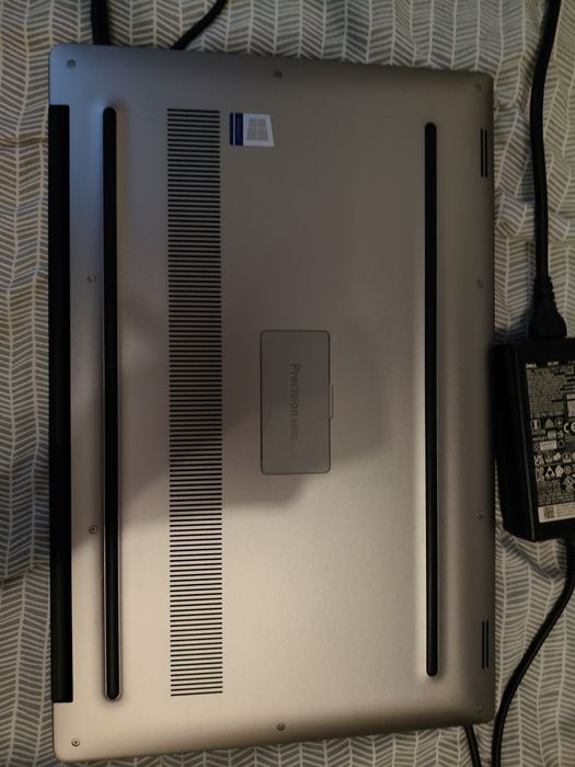 Dell Precision 5520 – i7 | 16 GB RAM | 512 GB SSD | Quadro M1200 4 GB | Tastatură iluminată