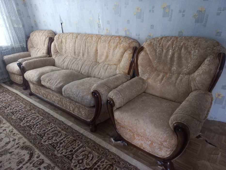 Стол стулья диван сервант общий 250000