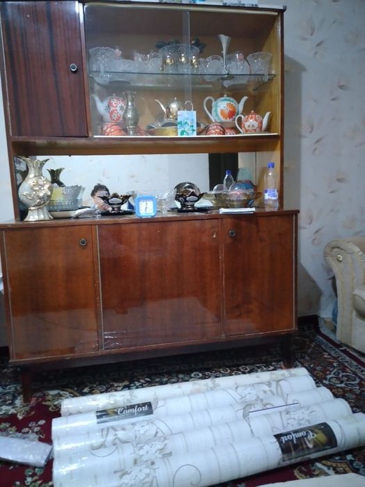 Диван 2 та кресло гилам сервант сотилади