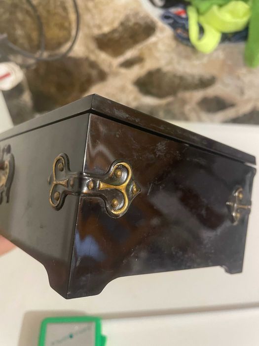 музикална кутия за бижута от бакелит/пластмаса ?