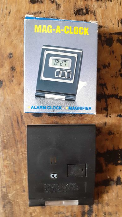 дигитален часовник за бюро и път, с будилник и лупа