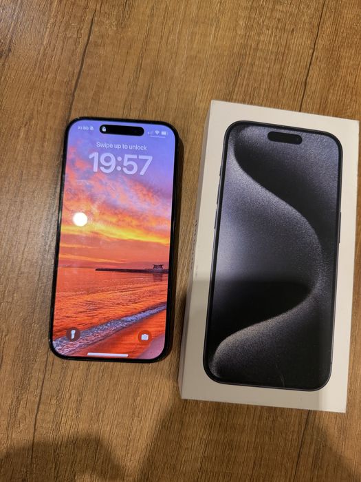 Iphone 15 pro 128gb с леко пукнат заден панел