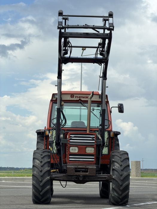 Tractor New Holland Fiat Agri 110 90 de 110 CP + Incarcator Maillux MX 80 + Furca Fiat 80 90 Fiat 70 90 Fiat 88 94 Claas Case John Deere New Holland