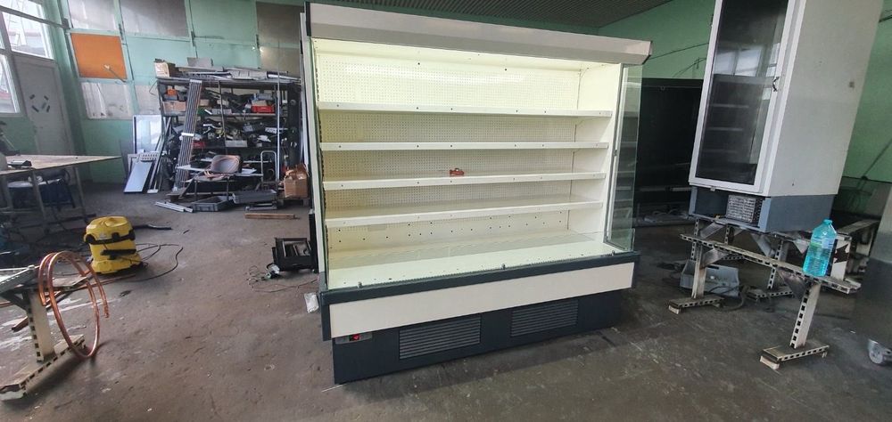 Продавам хладилна витрина отворена.