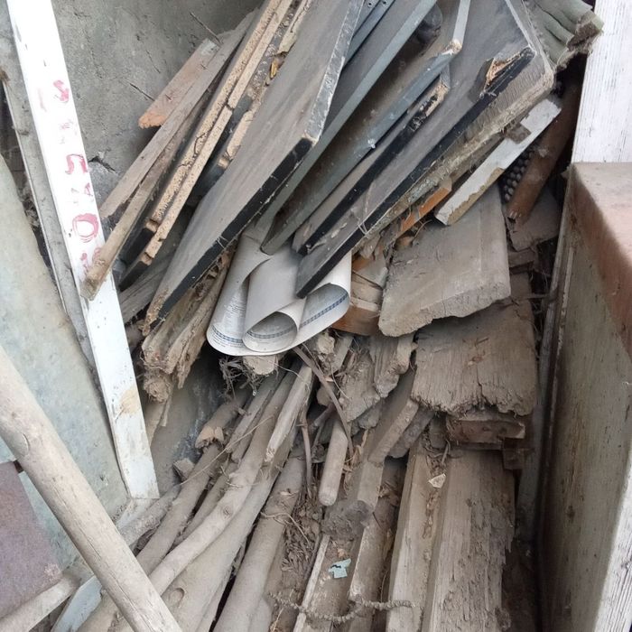 Chorniy potolok sotiladi