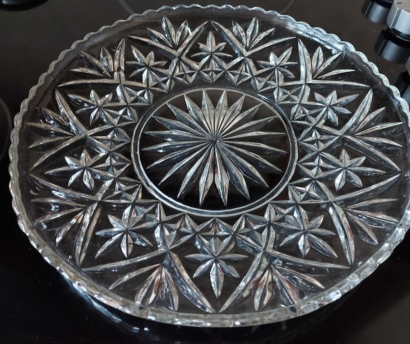 Изящна купа с капак и  красиви подноси