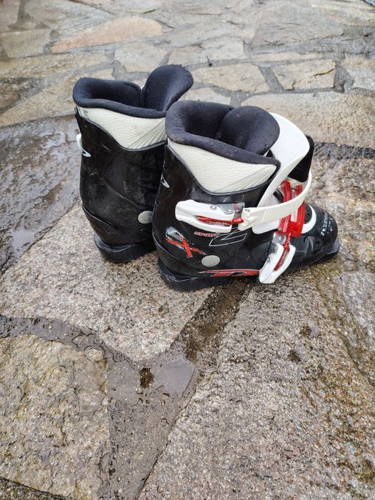 Детски ски обувки.