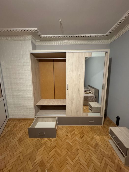 Спалня с гардероб и 2бр. нощни шкафчета