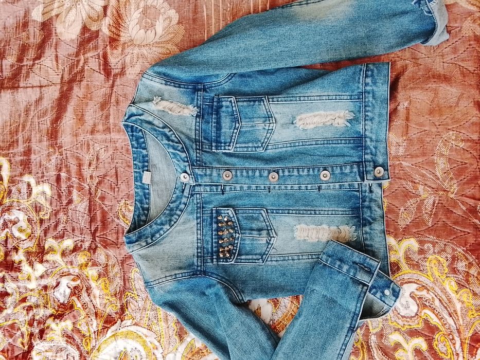 Продам женскую джинсовку.