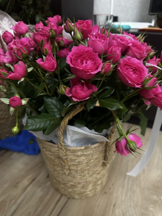 Кустовые розы, корзинка