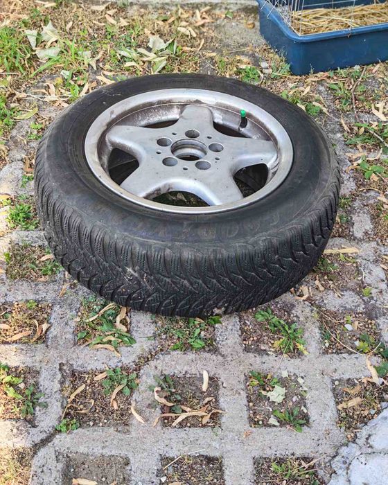 Продавам гуми с джанти за Mercedes в много добро състояние. Гумите са зимни, размер 195/65 R15.