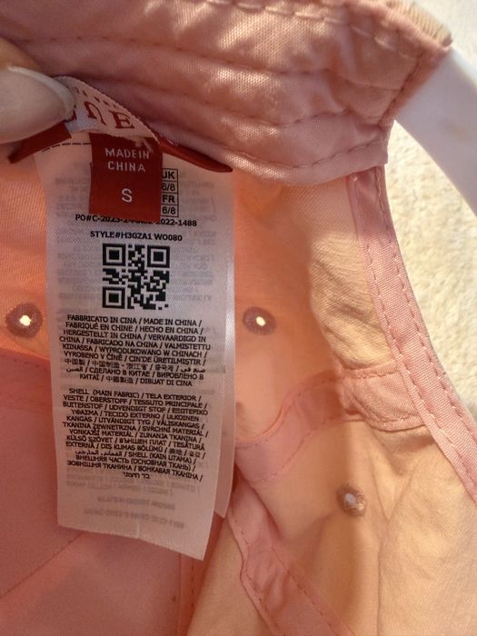 Шапка с козирка Guess