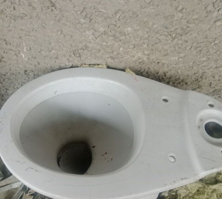 Унитаз для рабочих,б/у и козёл.Можно отдельно.