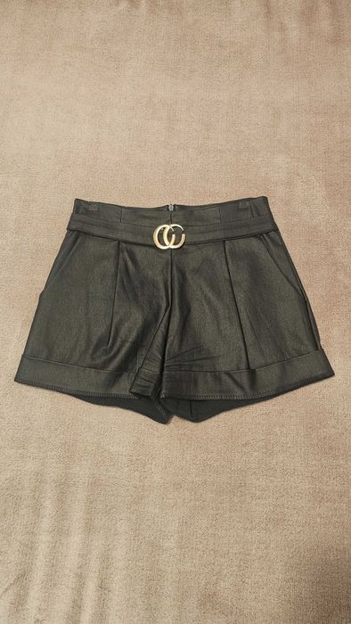 Pantaloni negri scurti din piele