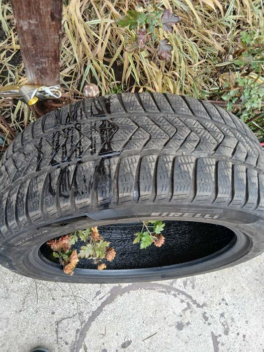 Vând anvelope iarna pirelli 245 45r18