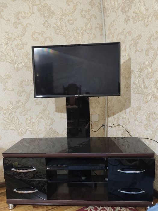 Телевизор и поставка и дивиди