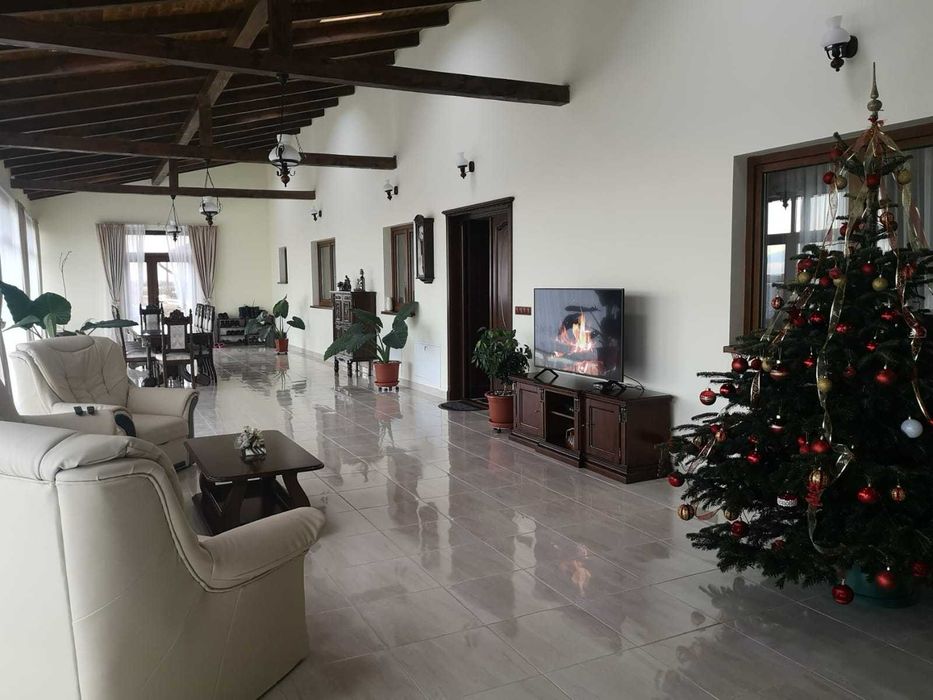 De vanzare FERMA de vaci cu anexe si utilaje CU 2 case de 1051 mp