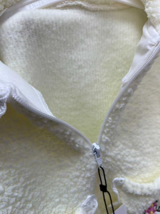 Пухкаво детско яке с дантелени джобчета и бродерия