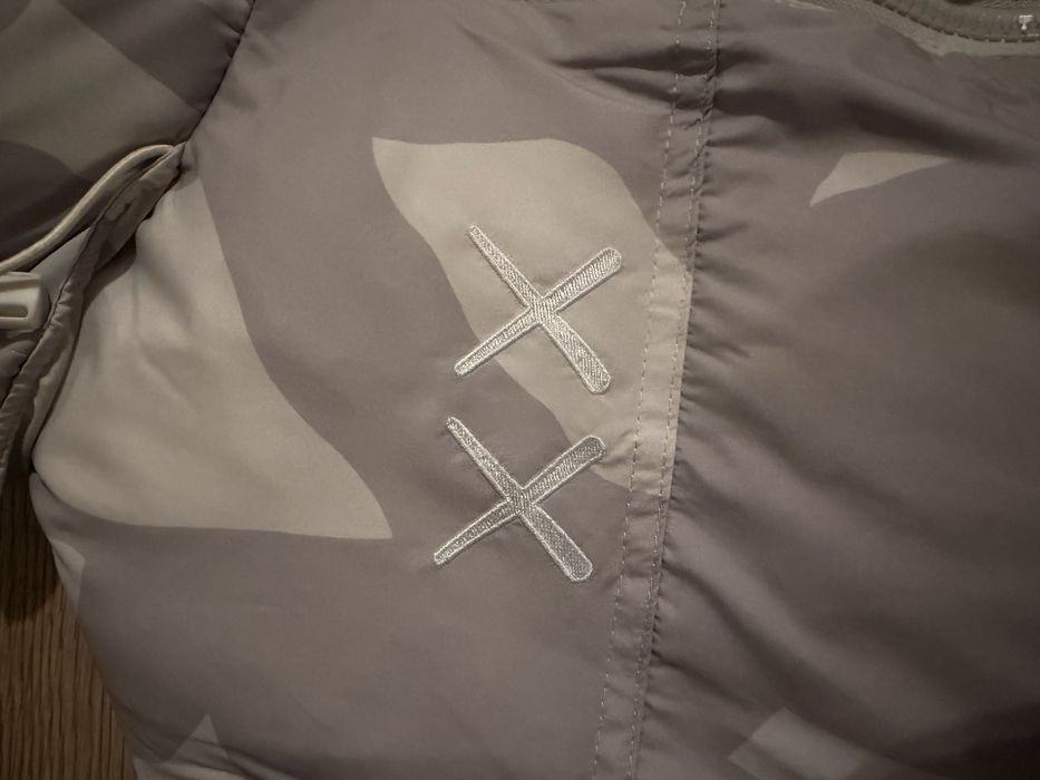 Vând geacă The North Face x KAWS