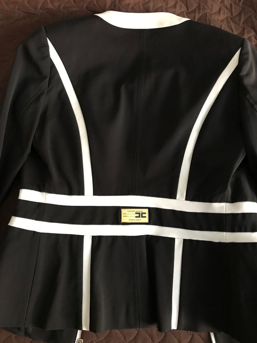 Сако Elisabetta Franchi и рокля цвят марсала