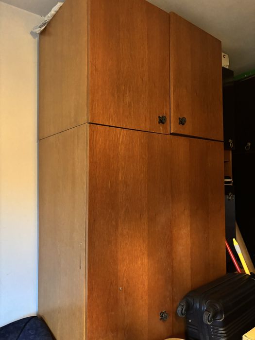 Гардероби и секции от масивна дървесина с естествен фурнир