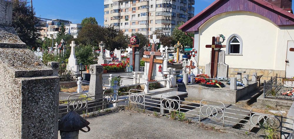 Jumatate cavou-2 locuri suprapuse_Cimitirul central, rd 2 dupa capela