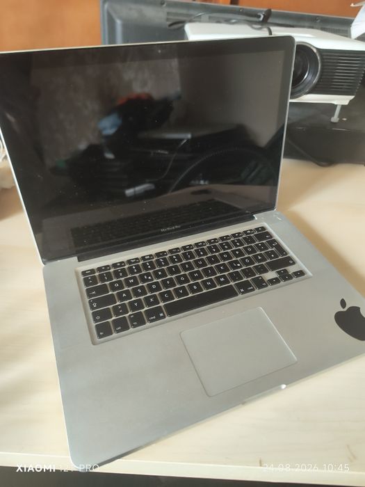 Два Apple лаптопа