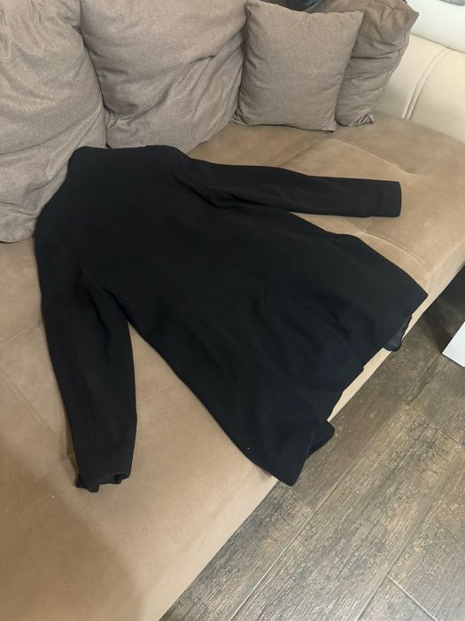 Стилно черно палто с нормални следи от употреба