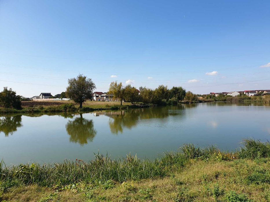 teren de vanzare pe malul lacului