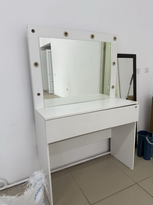 Продам стол визажиста