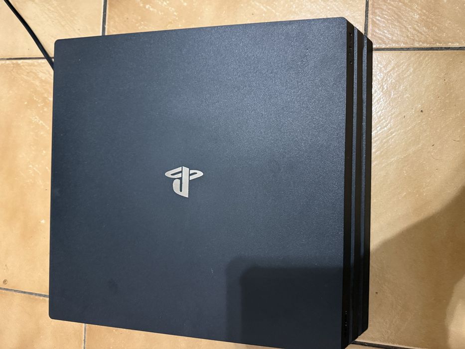 PS4 Pro 1TB + 2 джойстика + 10 игри – Отлично състояние, 200 €