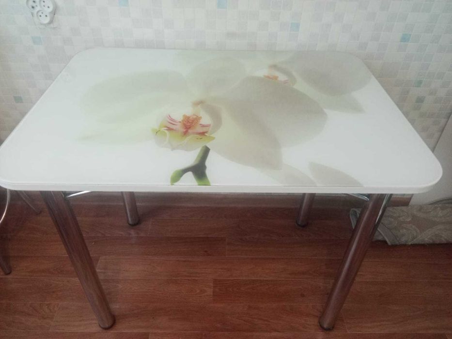 Продам кухонный стол.