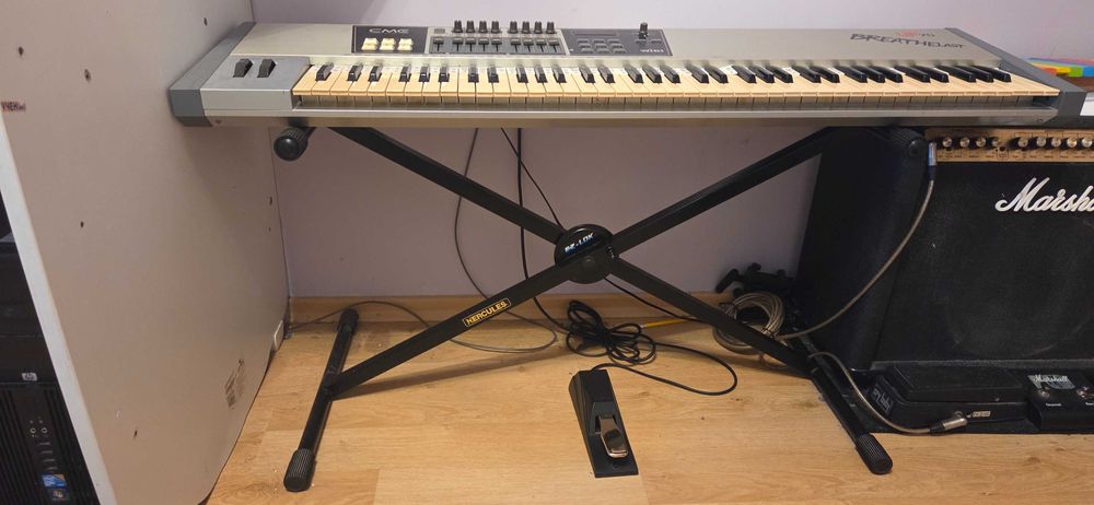 MIDI клавиатура CME UF70 със стойка и педал