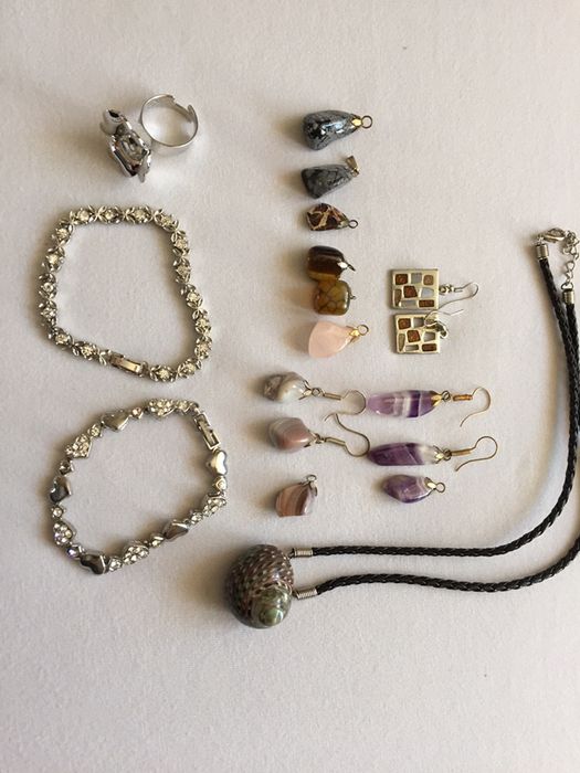 Висулки и обеци полускъп. камъни, гривни, пръстен