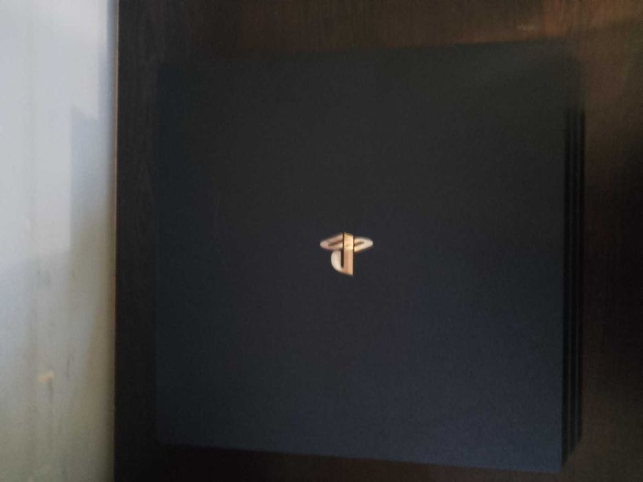 Playstation 4 pro със два джойстика.