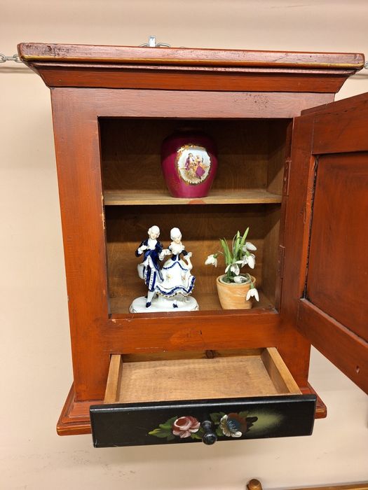 Шкаф за стена ръчно изрисуван