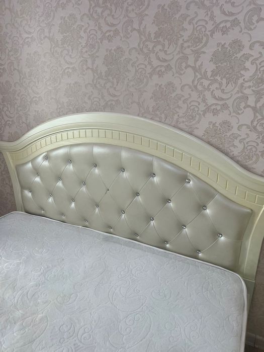 Двуспальная кровать