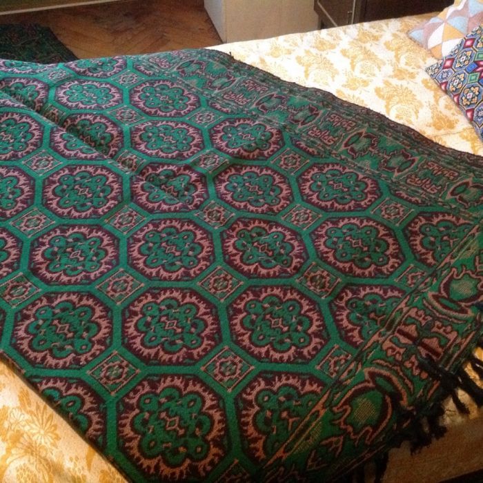 Вълнени килими, фабрично тъкани.