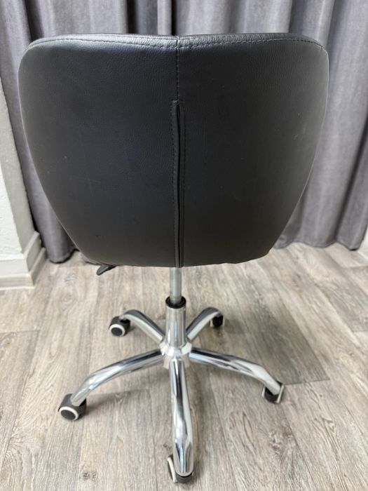 Кожен офис стол с колелца