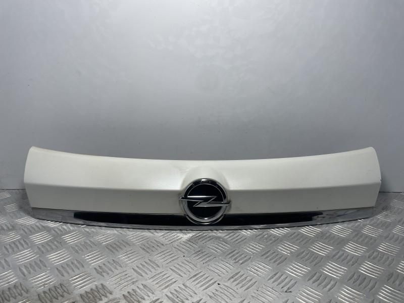 Ornament crom capac haion cu locas camera Opel Mokka