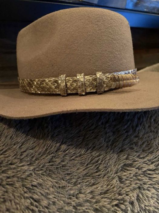 Ръчно изработена шапка - има следи от употреба