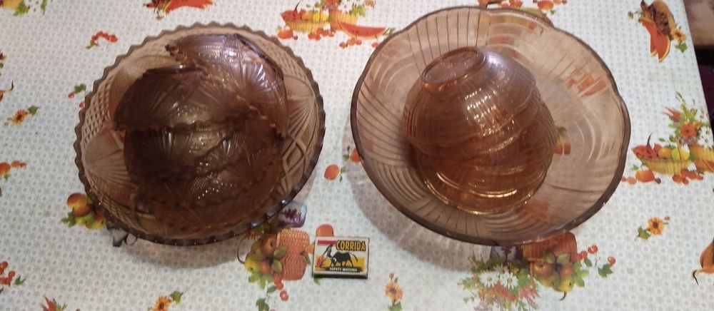 2 различни комплекта "Купа с 5-6 малки купички от кафяво стъкло