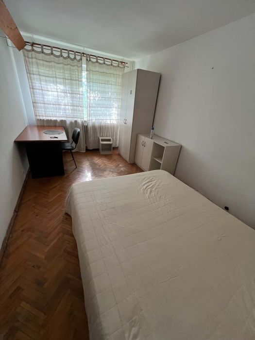 Caut 2 colegi /colege ,pentru inchirierea unui  apartament cu 3 camere decomandat ,situat la 5 minute de mers pe jos de Palas.