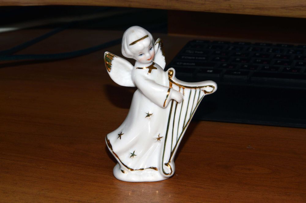 Статуэтка из фарфора Ангел с арфой.
